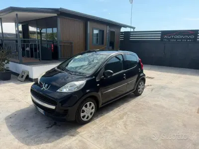 Usata Peugeot 107 Allure 68 CV (50 kW) 2011 Nero Utilitaria