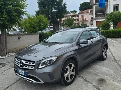 Usata Mercedes GLA180 109 CV (80 kW) 2017 Grigio SUV