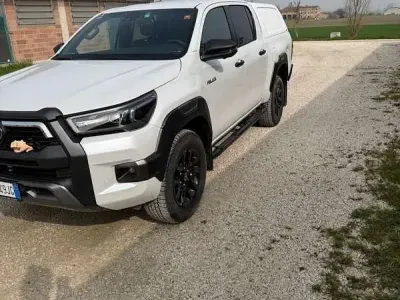 Usata Toyota HiLux 204 CV (150 kW) 2024 Pick-up