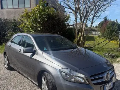 Begagnad Mercedes A180 109 HK (80 kW) 2015 Grå Sedan