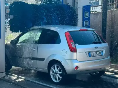 Usata Ford Fiesta 75 CV (55 kW) 2006 Grigio Utilitaria