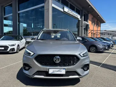 Usata MG ZS Luxury 106 CV (77 kW) 2024 Argento metallizzato SUV
