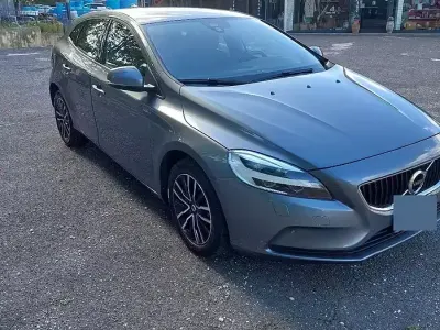 Usata Volvo V40 120 CV (88 kW) 2019 Grigio Berlina