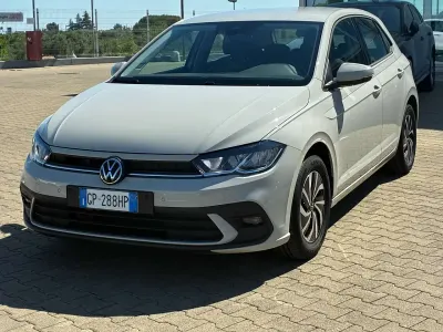 Usata VW Polo Life 95 CV (69 kW) 2023 Ascot grey Utilitaria