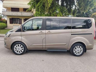Begagnad Ford Tourneo Titanium 131 HK (96 kW) 2018 Guld Minibuss