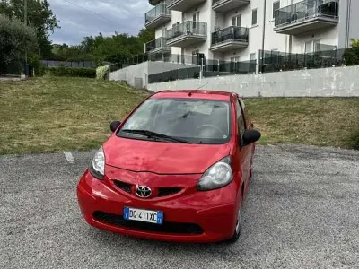 Usata Toyota Aygo 68 CV (50 kW) 2007 Rosso Utilitaria