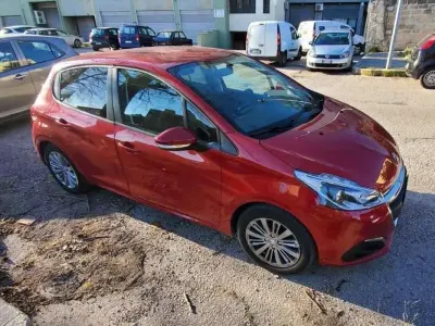 Usata Peugeot 208 Active 68 CV (50 kW) 2017 Rosso Utilitaria