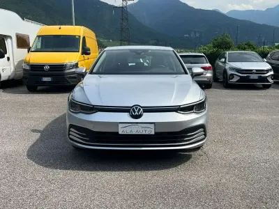 Usata VW Golf VIII Life 131 CV (96 kW) 2021 Argento Berlina