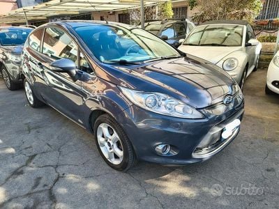 Usata Ford Fiesta Titanium 82 CV (60 kW) 2011 Blu Utilitaria