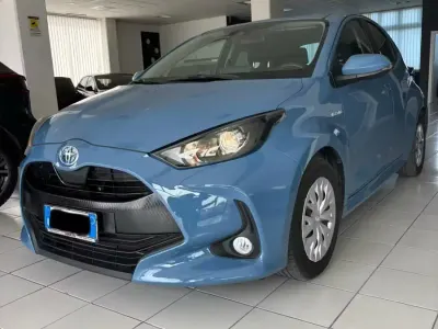 Usata Toyota Yaris Hybrid Active 116 CV (85 kW) 2021 Blu Berlina