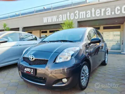 Usata Toyota Yaris 90 CV (66 kW) 2011 Grigio Utilitaria