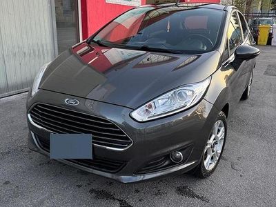 Begagnad Ford Fiesta Titanium 2016 Grå Sedan