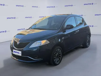 Używany Lancia Ypsilon Gold 69 KM (50 kW) 2018 Niebieski Hatchback