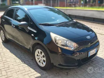 Usata Kia Rio LX 75 CV (55 kW) 2012 Nero Utilitaria