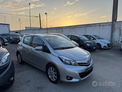 Usata Toyota Yaris 90 CV (66 kW) 2013 Grigio Utilitaria