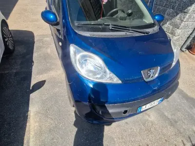 Usata Peugeot 107 68 CV (50 kW) 2005 Bluazzurro Utilitaria