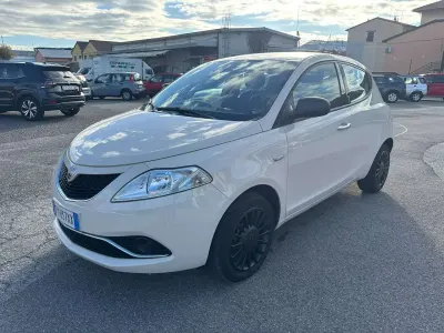 Begagnad Lancia Ypsilon 69 HK (50 kW) 2018 Vit Halvkombi