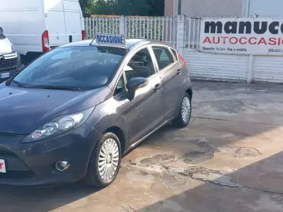 Usata Ford Fiesta 60 CV (44 kW) 2012 Grigio Berlina
