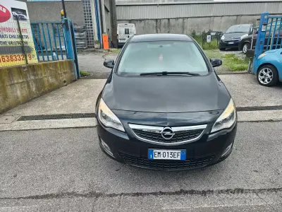 Usata Opel Astra Cosmo 100 CV (73 kW) 2012 Nero Berlina