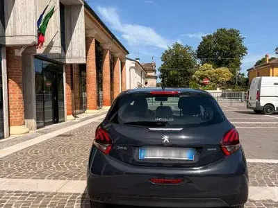 Usata Peugeot 208 Allure 99 CV (72 kW) 2015 Utilitaria