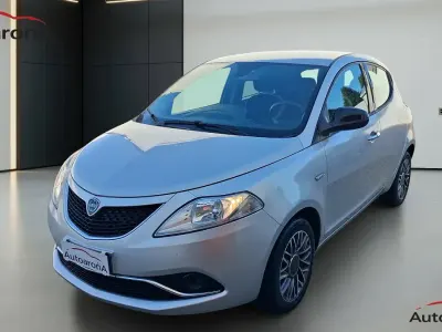 Usata Lancia Ypsilon 69 CV (50 kW) 2016 Grigio argento met. Utilitaria