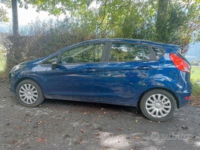 Usata Ford Fiesta 75 CV (55 kW) 2015 Blu Utilitaria