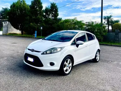 Usata Ford Fiesta Titanium 95 CV (69 kW) 2012 Bianco Berlina