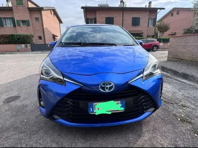 Usata Toyota Yaris Hybrid Active 73 CV (53 kW) 2018 Blu/azzurro Berlina
