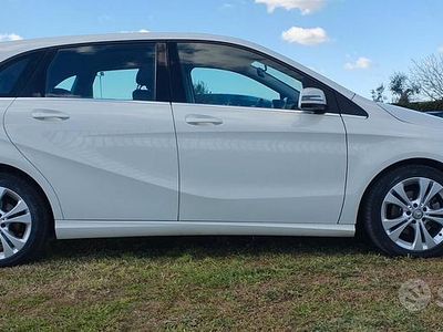 Usata Mercedes B200 140 CV (102 kW) 2015 Bianco Monovolume