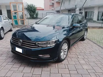 Usata VW Passat Business 122 CV (89 kW) 2021 Night blue metallic Station wagon