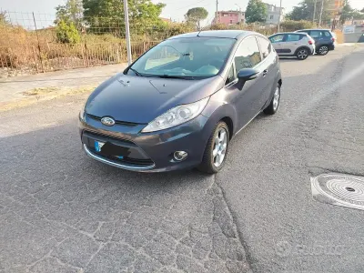 Usata Ford Fiesta Titanium 70 CV (51 kW) 2012 Grigio Berlina