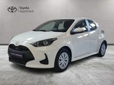 Usata Toyota Yaris Hybrid Active 116 CV (85 kW) 2024 Bianco Berlina