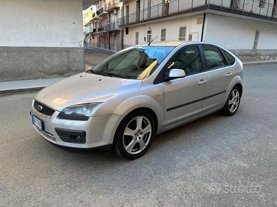 Grigio Usata 2006 Ford Focus Titanium Berlina | 2900 € (Buon prezzo)