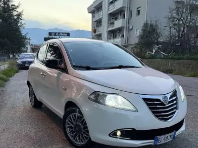 Usata Lancia Ypsilon Gold 95 CV (69 kW) 2012 Bianco Utilitaria
