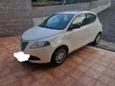 Usata Lancia Ypsilon 60 CV (44 kW) 2013 Bianco Utilitaria