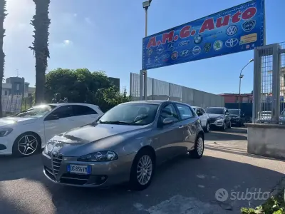 Usata Alfa Romeo 147 Distinctive 120 CV (88 kW) 2008 Grigio Utilitaria