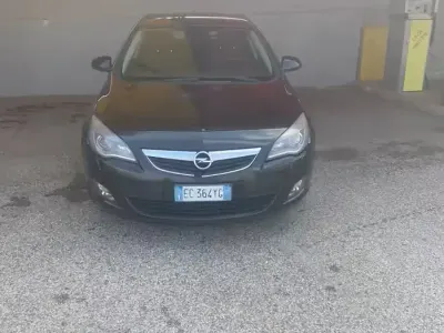 Usata Opel Astra Cosmo 125 CV (91 kW) 2010 Nero Berlina