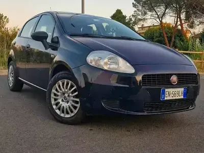 Usata Fiat Grande Punto 75 CV (55 kW) 2012 Bluazzurro Utilitaria