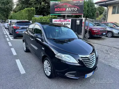 Usata Lancia Ypsilon Platinum 69 CV (50 kW) 2013 Viola Utilitaria