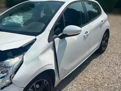 Usata Peugeot 208 95 CV (69 kW) 2015 Bianco Utilitaria
