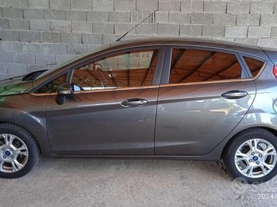 Usata Ford Fiesta 75 CV (55 kW) 2017 Grigio Utilitaria