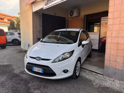 Usata Ford Fiesta 82 CV (60 kW) 2010 Bianco Berlina