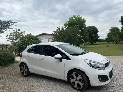 Usata Kia Rio 90 CV (66 kW) 2013 Bianco Berlina