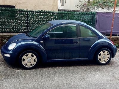 Usata VW New Beetle 90 CV (66 kW) 1999 Blu Utilitaria