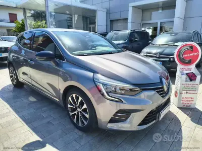 Usado Renault Clio V Intens 101 CV (74 kW) 2023 Gris Berlina