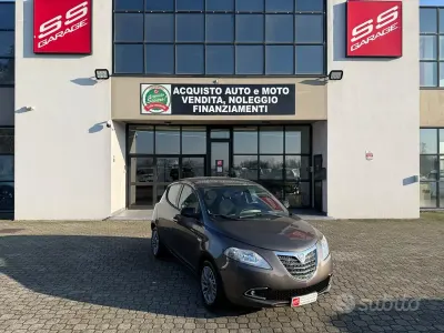 Usado Lancia Ypsilon Gold 69 CV (50 kW) 2012 Gris Utilitario