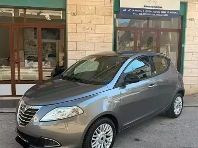 Usado Lancia Ypsilon Gold 69 HP (50 kW) 2015 Cinzento Citadino