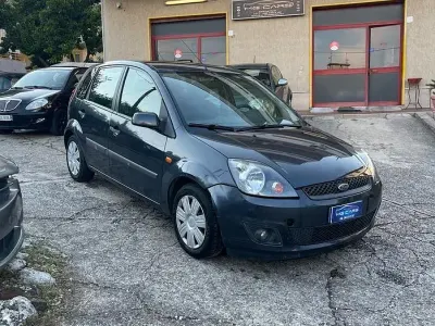 Usata Ford Fiesta Titanium 80 CV (58 kW) 2007 Grigio Utilitaria