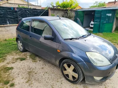 Usata Ford Fiesta 68 CV (50 kW) 2004 Grigio Utilitaria