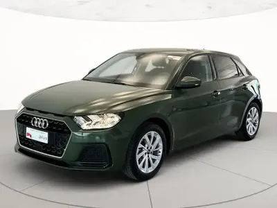 Usata Audi A1 Sportback Business 116 CV (85 kW) 2025 Verde distretto metallizzato Utilitaria